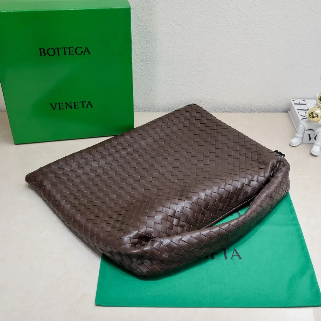 Batch 2160 #Bv New large HOP bag, the bag body and handles are made of a whole piece of woven leather. The bag body is soft and lazy. Hop symbolizes the praise of innovation and eternal craftsmanship [love]. The pyramid silhouette combines practicality and fashion. Modern and casual, the bag mouth is double-sided closed design, more convenient and safe! The cowhide texture also makes the bag more wear-resistant and durable. A must-have for fashionable ladies who like minimalism yet comfortable and casual! Size: 54x24x13, Model: 3970#